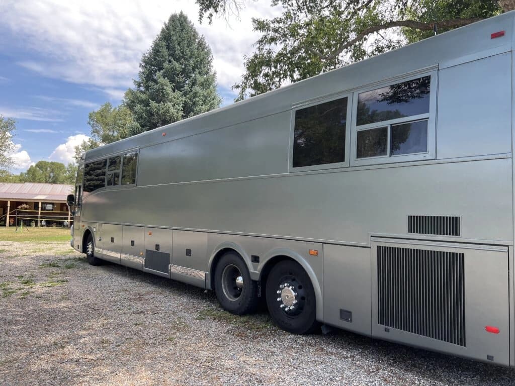 2001 Van Hool S-2145 Entertainer Coach - Image 2