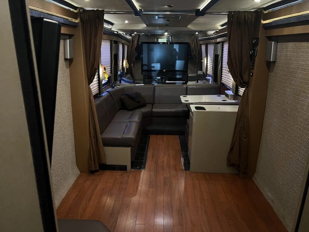 2001 Van Hool S-2145 Entertainer Coach - Image 13