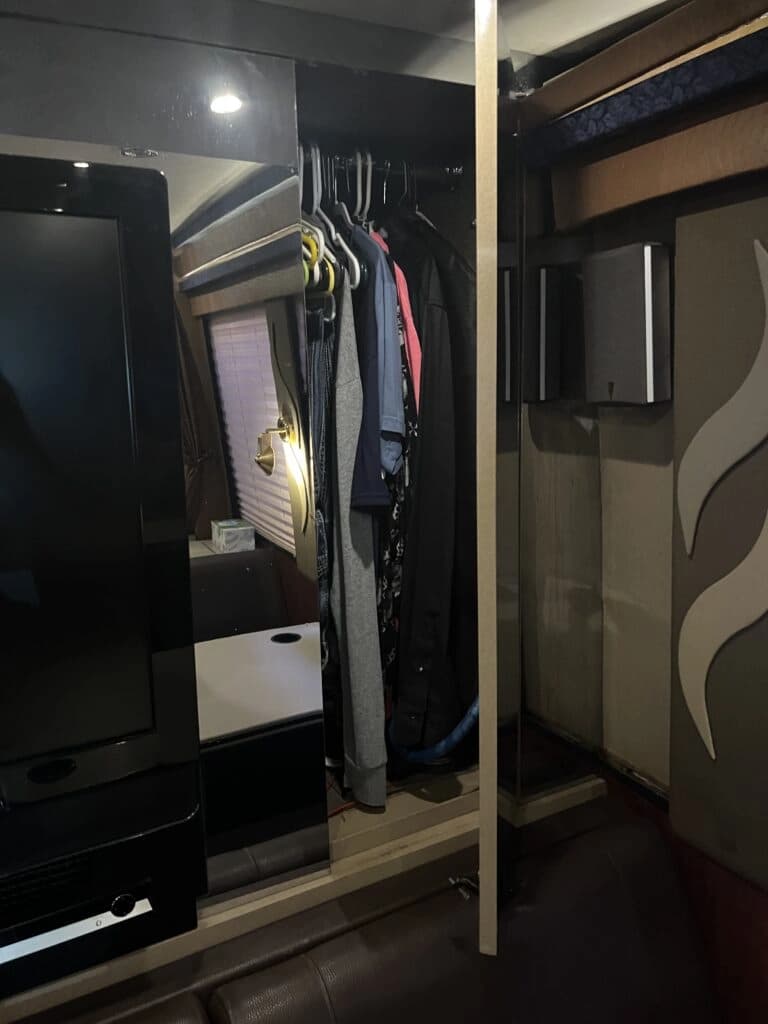 2001 Van Hool S-2145 Entertainer Coach - Image 17