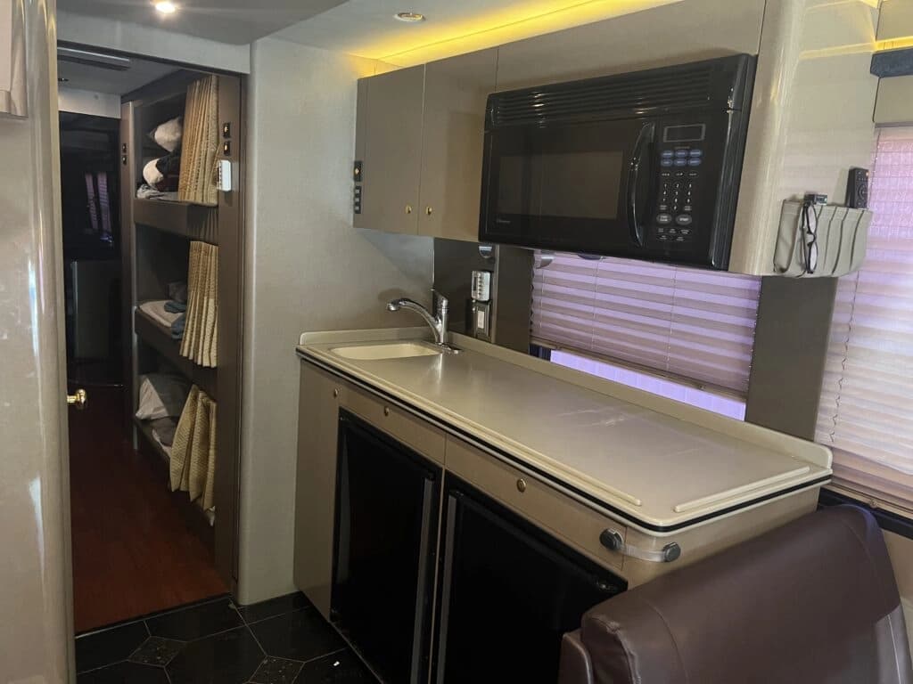 2001 Van Hool S-2145 Entertainer Coach - Image 7