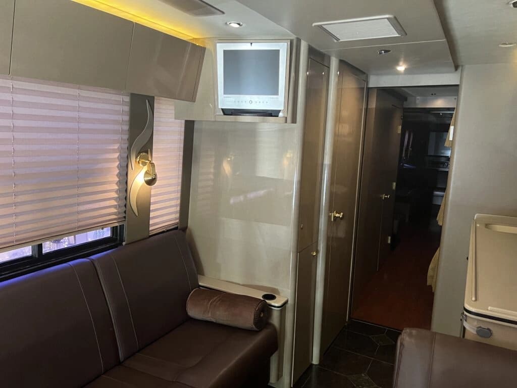 2001 Van Hool S-2145 Entertainer Coach - Image 8