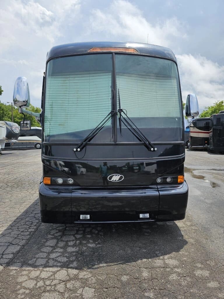 2009 MCI J4500 Entertainer Coach - Image 2