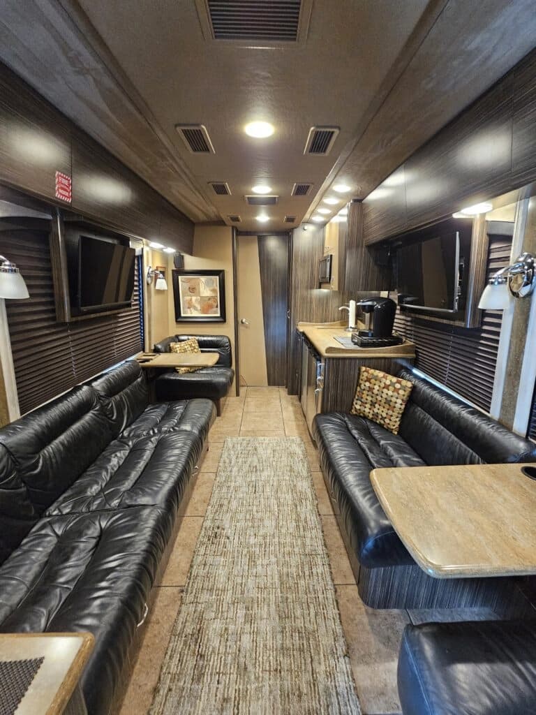 2009 MCI J4500 Entertainer Coach - Image 11
