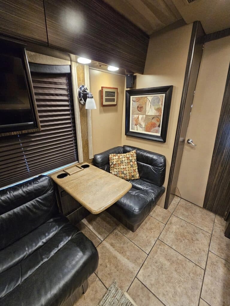 2009 MCI J4500 Entertainer Coach - Image 12