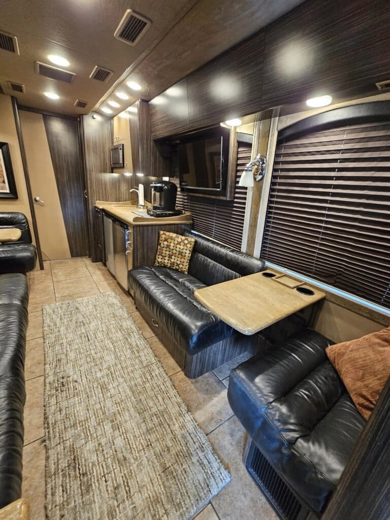 2009 MCI J4500 Entertainer Coach - Image 13