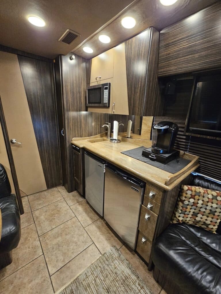2009 MCI J4500 Entertainer Coach - Image 14