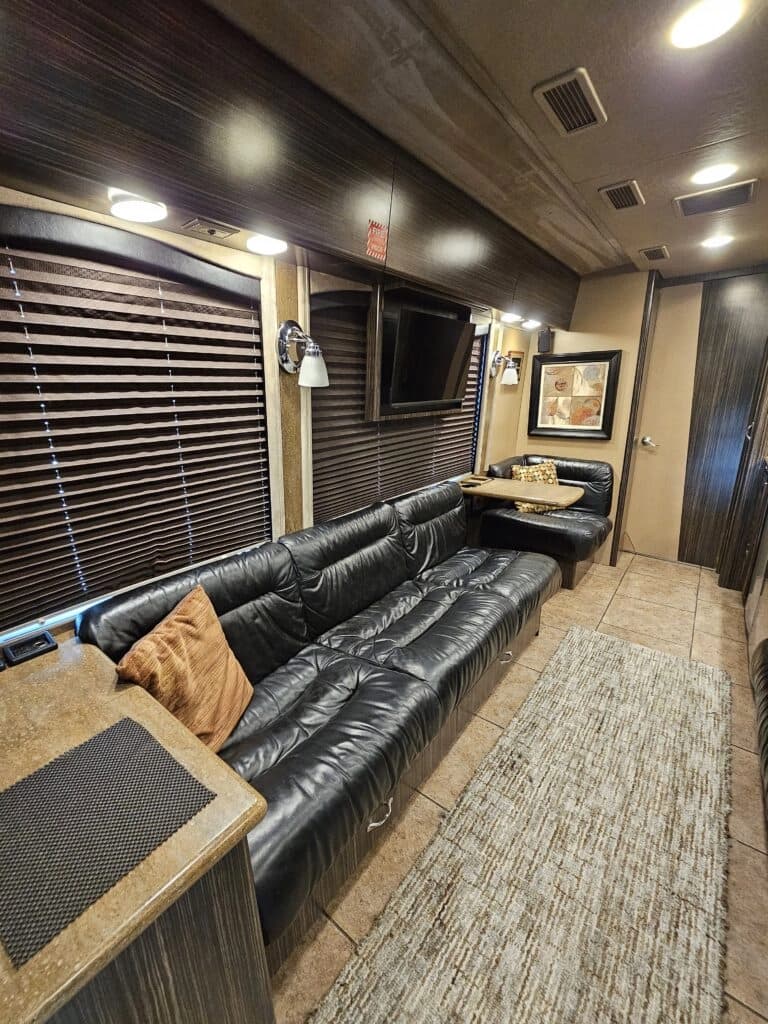 2009 MCI J4500 Entertainer Coach - Image 15