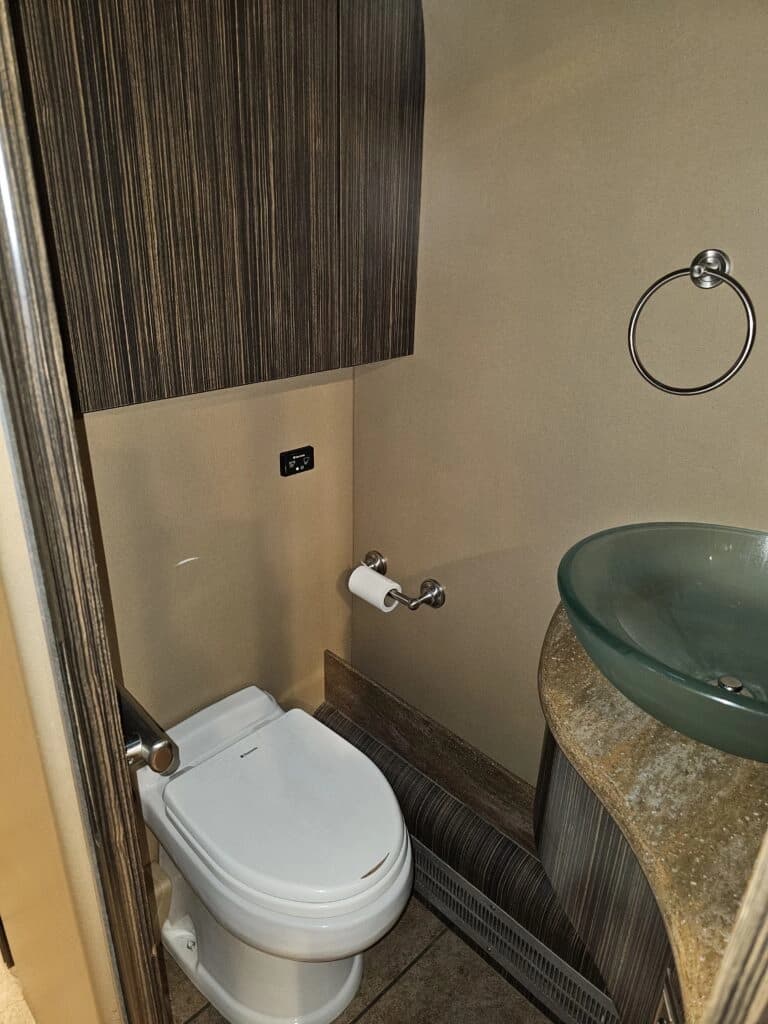 2009 MCI J4500 Entertainer Coach - Image 17