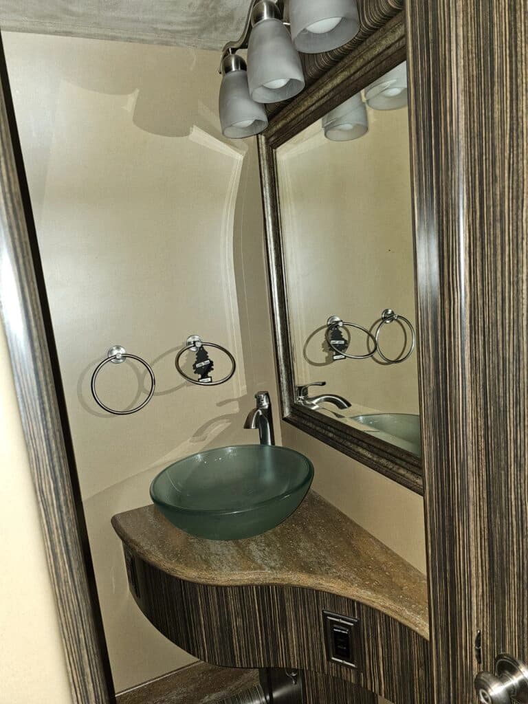 2009 MCI J4500 Entertainer Coach - Image 18