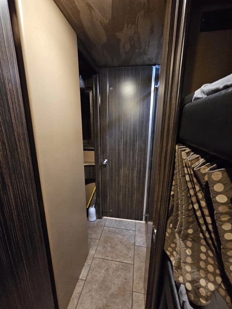 2009 MCI J4500 Entertainer Coach - Image 19