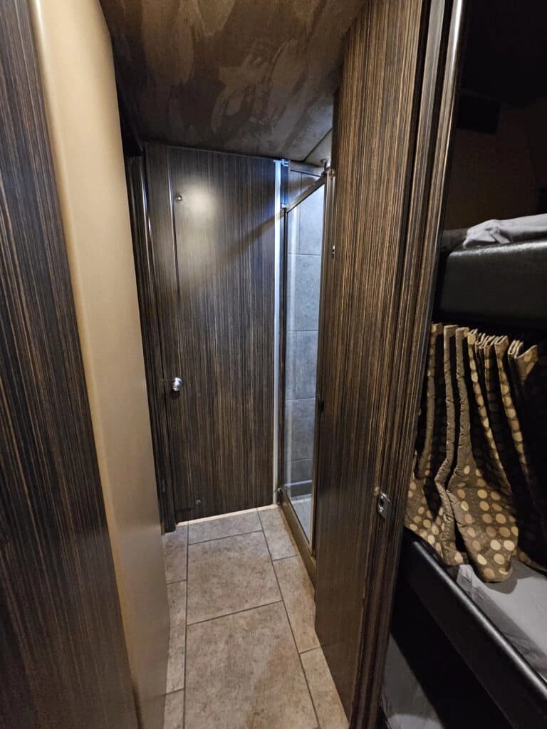2009 MCI J4500 Entertainer Coach - Image 20