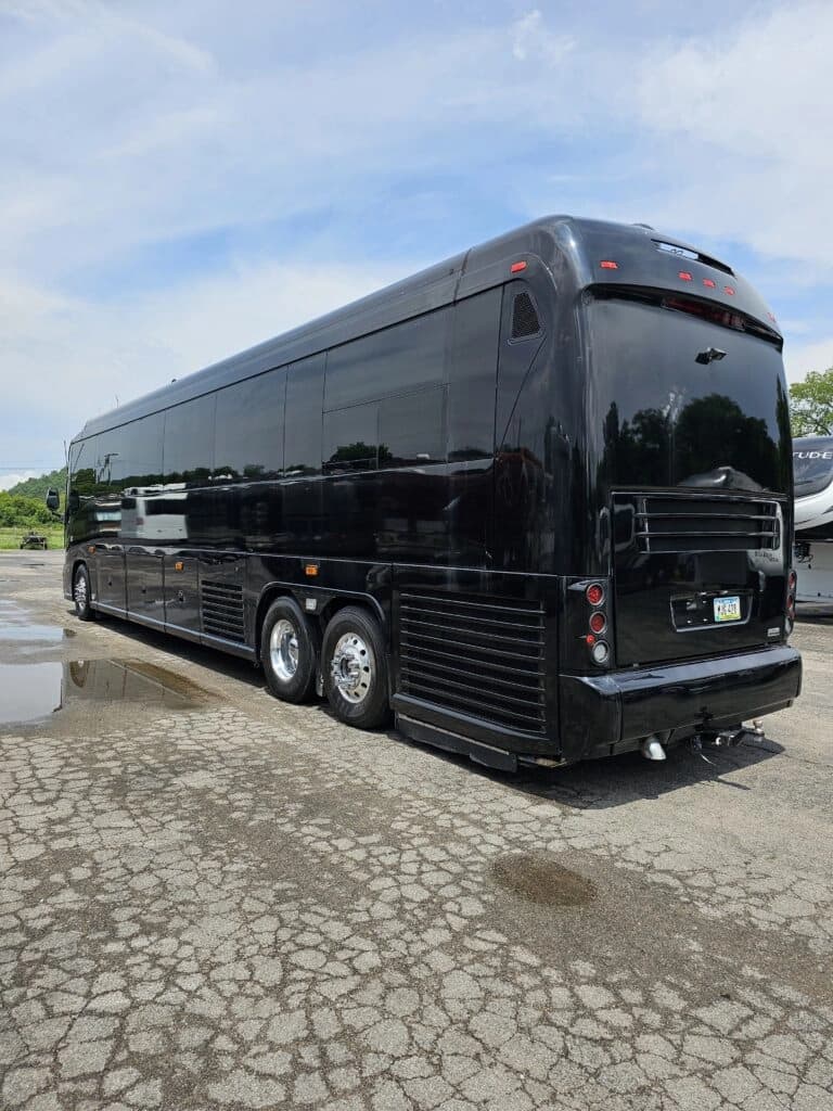 2009 MCI J4500 Entertainer Coach - Image 3