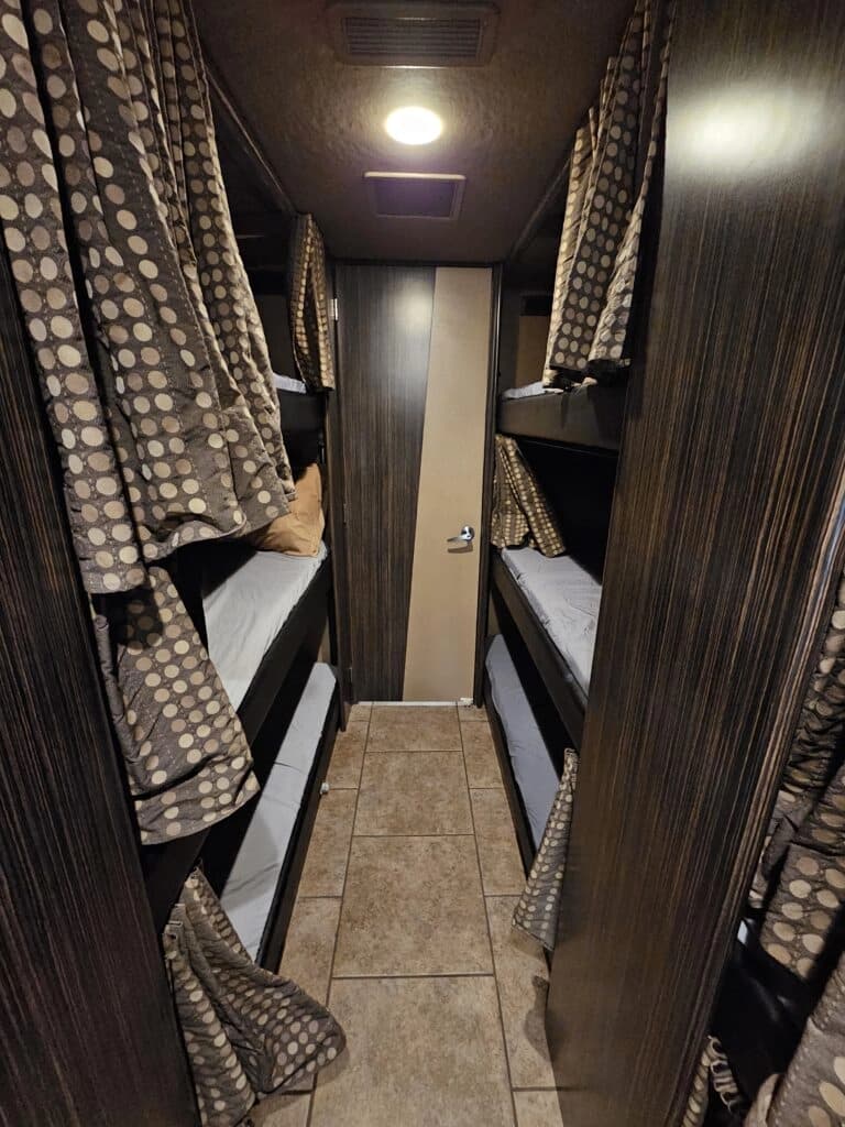 2009 MCI J4500 Entertainer Coach - Image 21