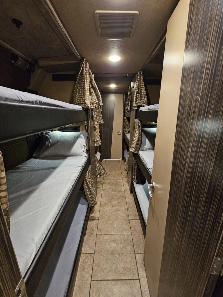 2009 MCI J4500 Entertainer Coach - Image 22