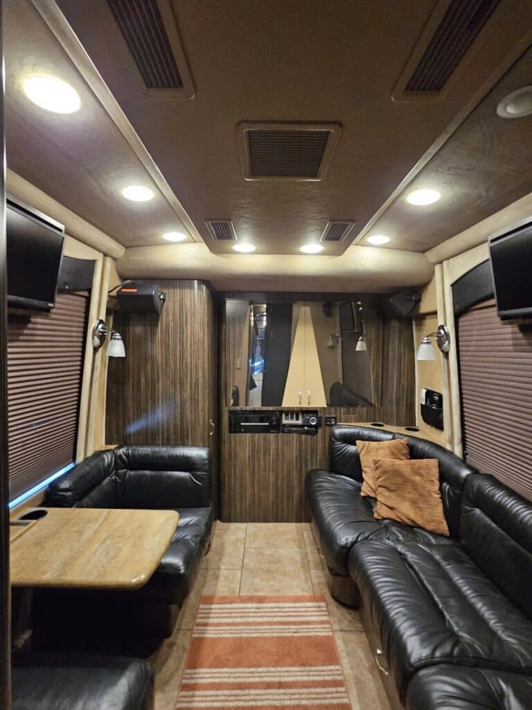 2009 MCI J4500 Entertainer Coach - Image 23