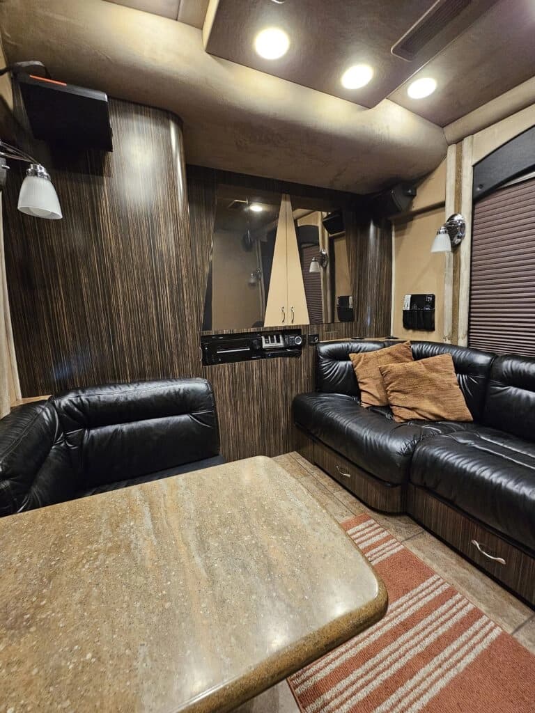 2009 MCI J4500 Entertainer Coach - Image 24