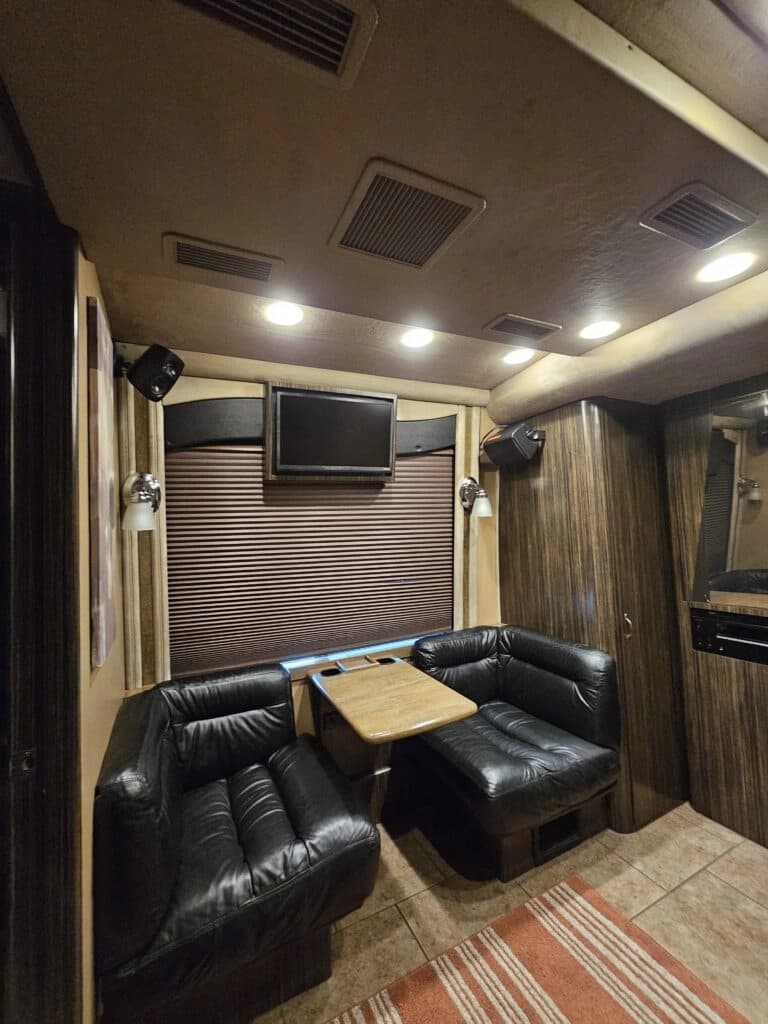 2009 MCI J4500 Entertainer Coach - Image 25