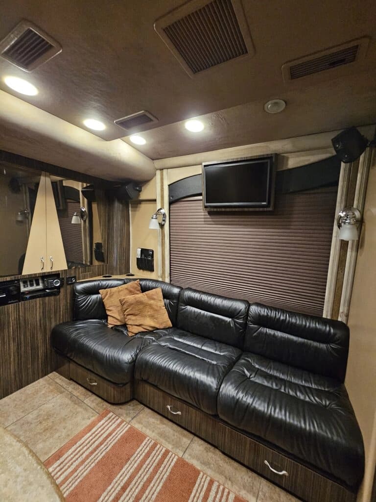 2009 MCI J4500 Entertainer Coach - Image 26