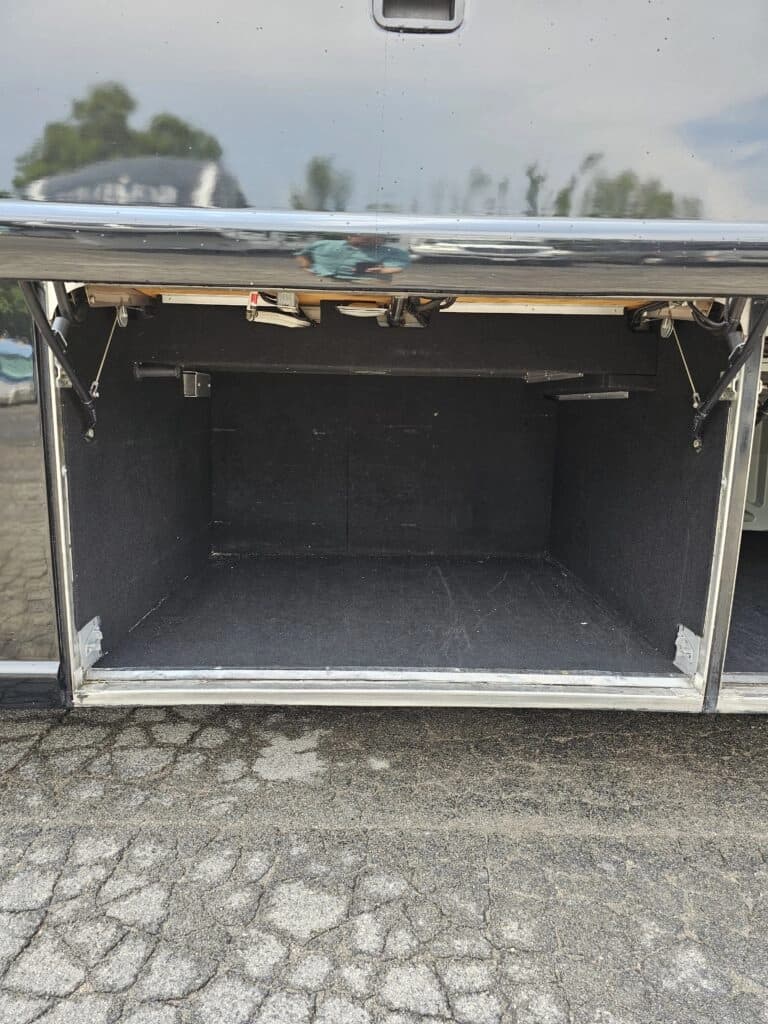 2009 MCI J4500 Entertainer Coach - Image 28