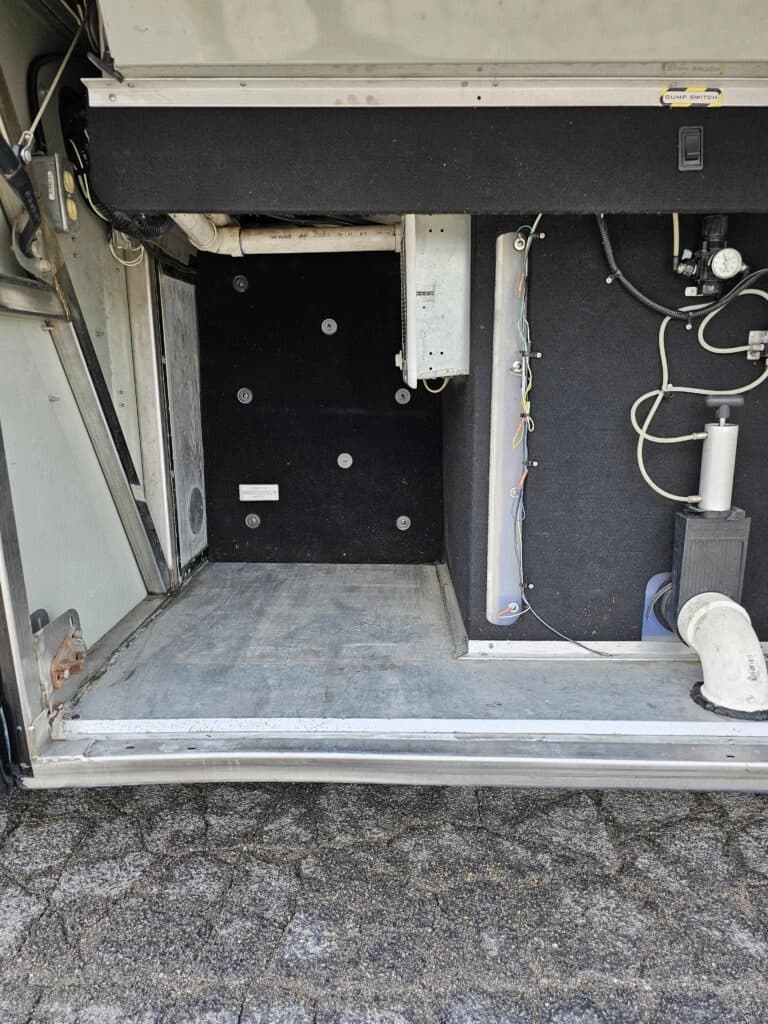 2009 MCI J4500 Entertainer Coach - Image 29