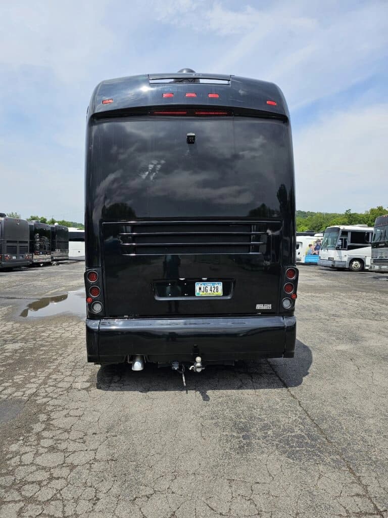 2009 MCI J4500 Entertainer Coach - Image 4