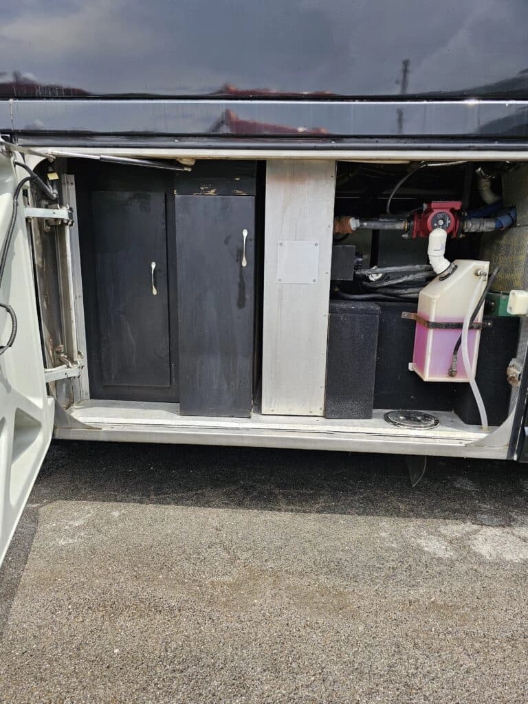 2009 MCI J4500 Entertainer Coach - Image 34