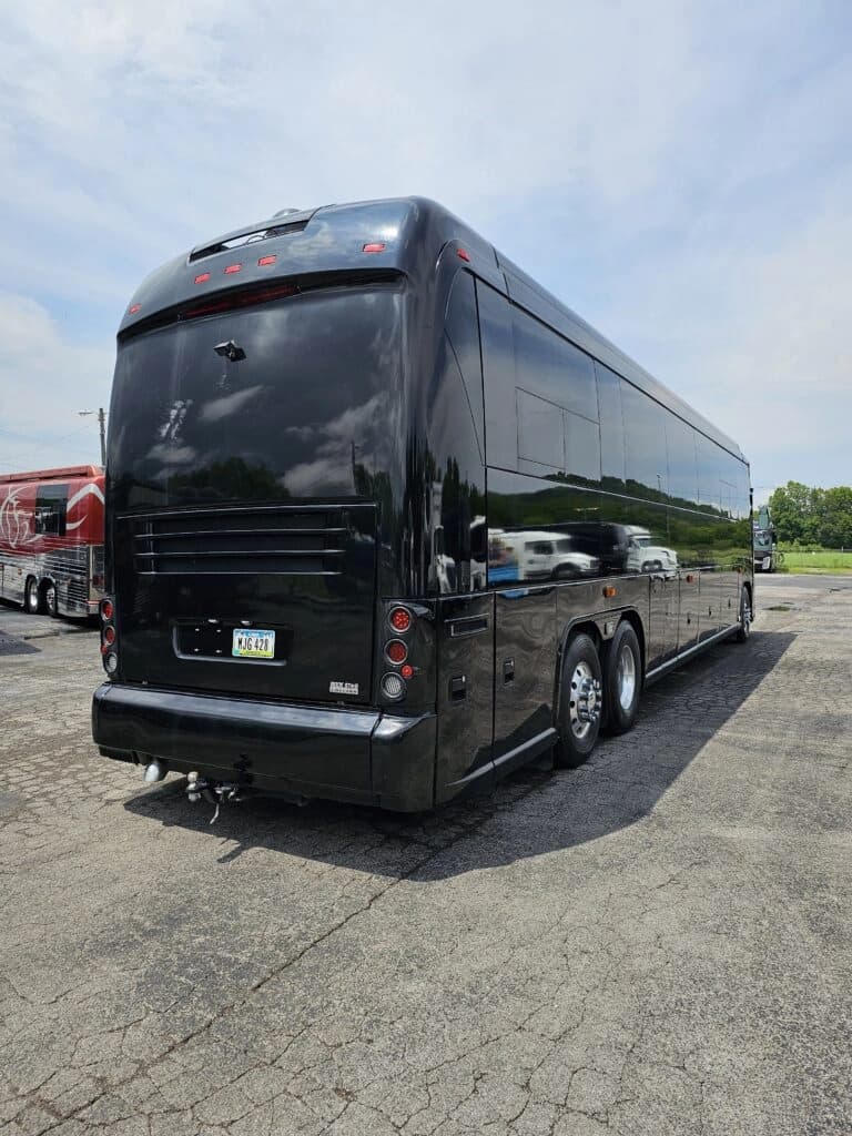 2009 MCI J4500 Entertainer Coach - Image 5