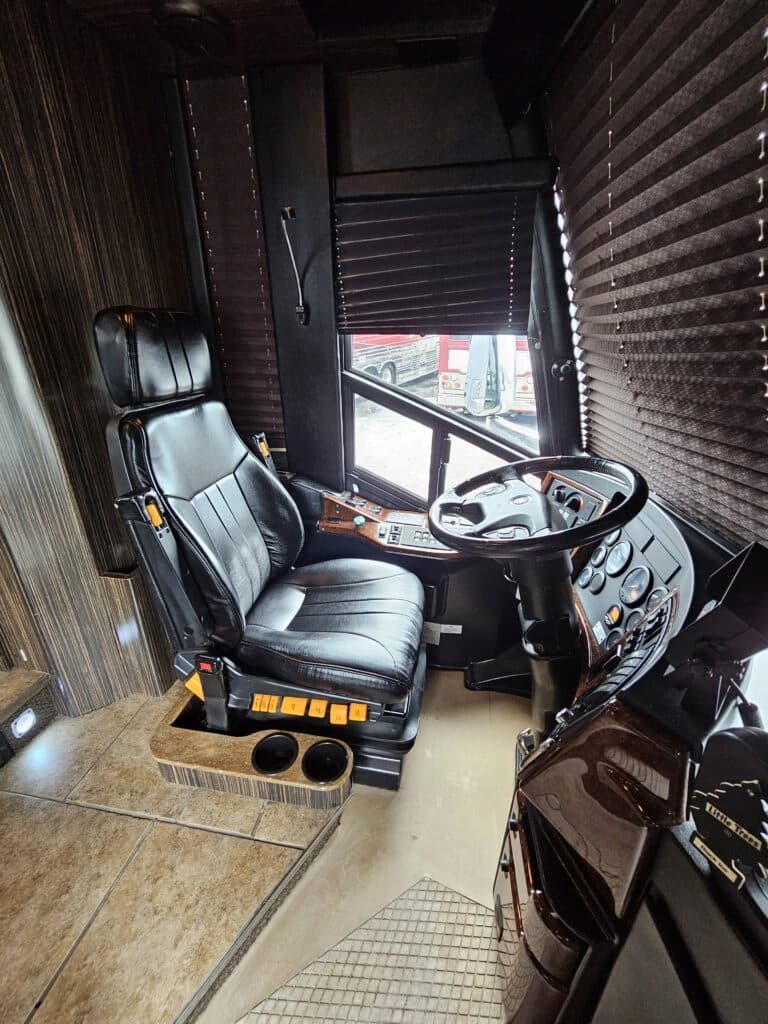 2009 MCI J4500 Entertainer Coach - Image 6