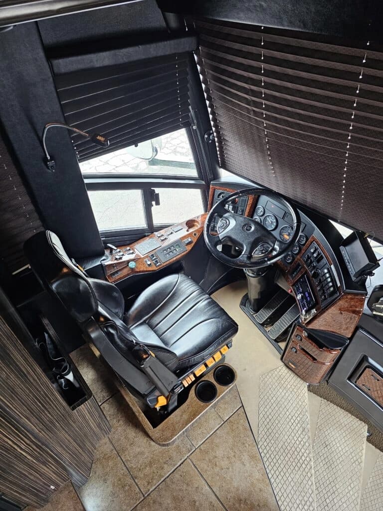 2009 MCI J4500 Entertainer Coach - Image 7