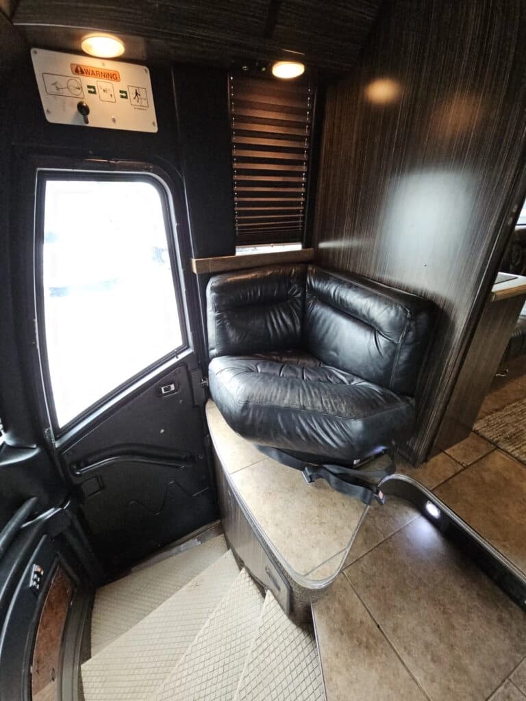2009 MCI J4500 Entertainer Coach - Image 8