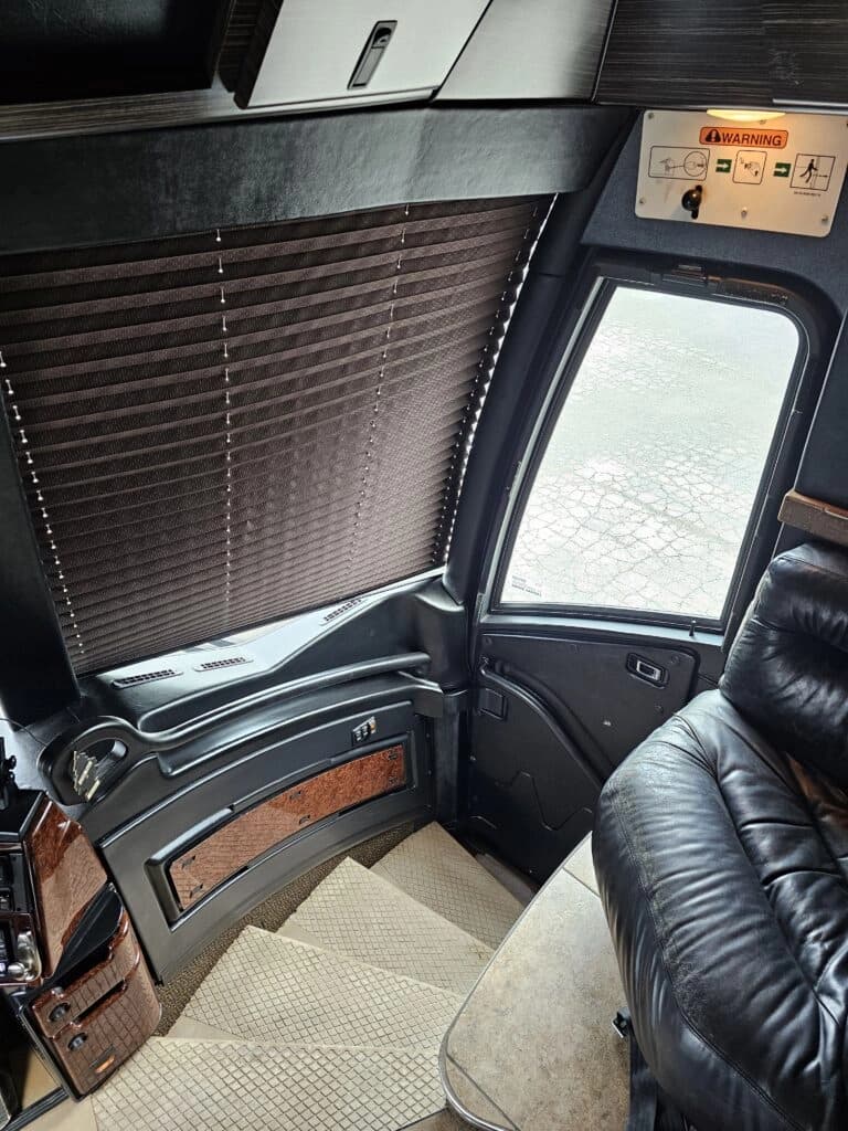 2009 MCI J4500 Entertainer Coach - Image 9