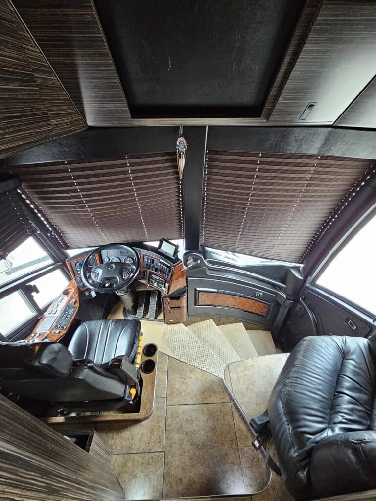2009 MCI J4500 Entertainer Coach - Image 10