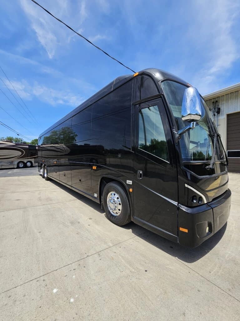 2009 MCI J4500 Entertainer Coach - Image 1