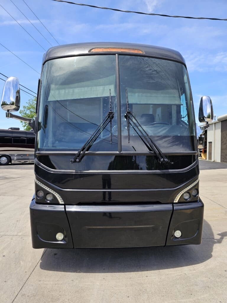 2009 MCI J4500 Entertainer Coach - Image 2