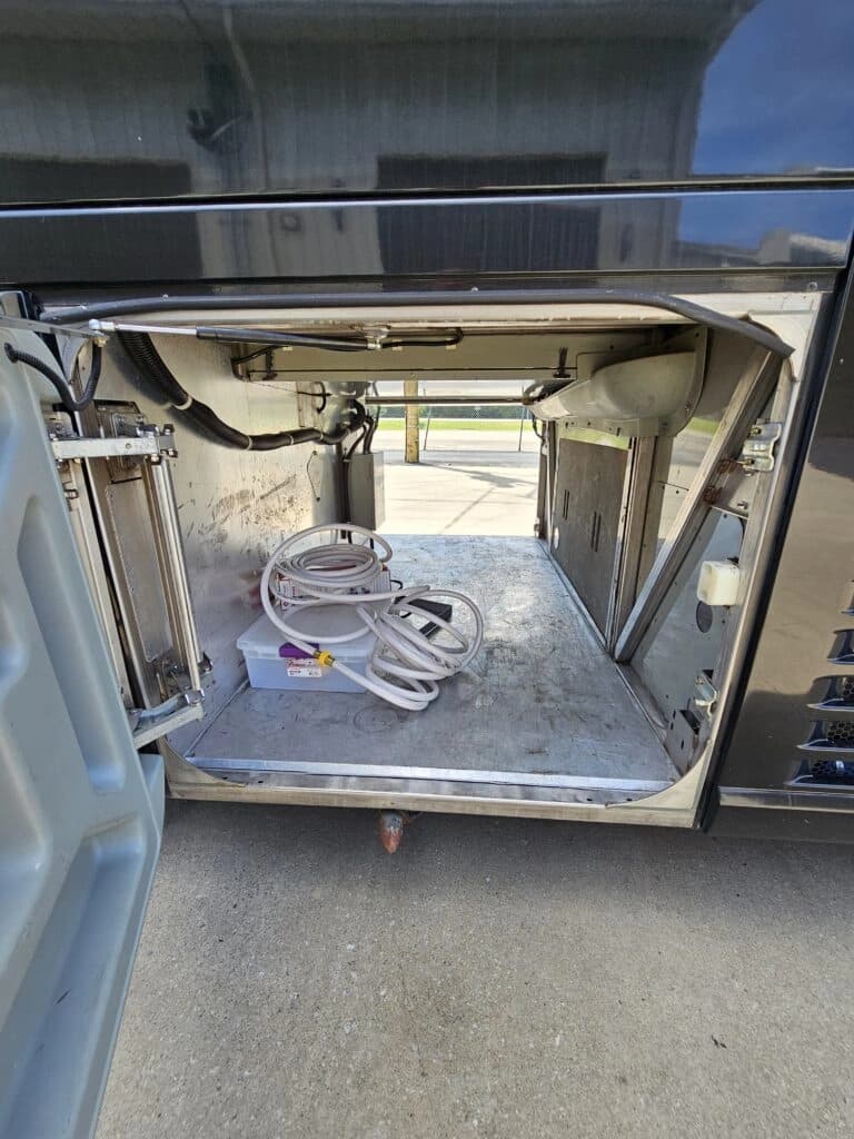 2009 MCI J4500 Entertainer Coach - Image 12