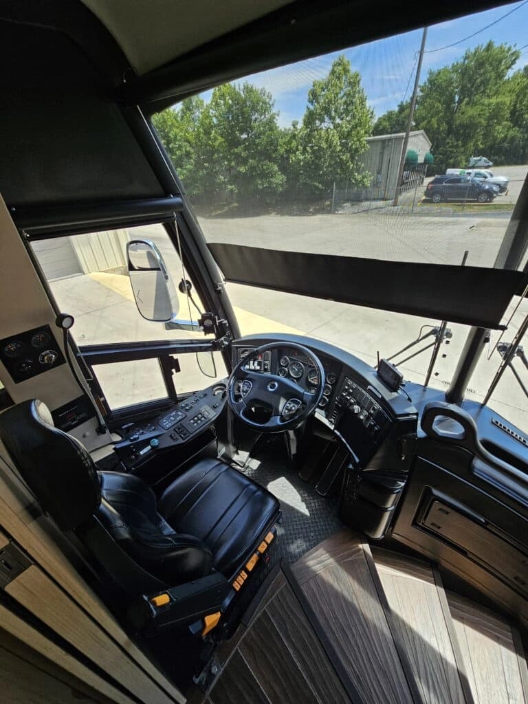 2009 MCI J4500 Entertainer Coach - Image 15