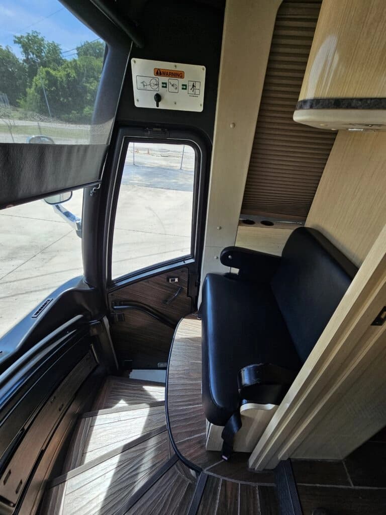 2009 MCI J4500 Entertainer Coach - Image 16