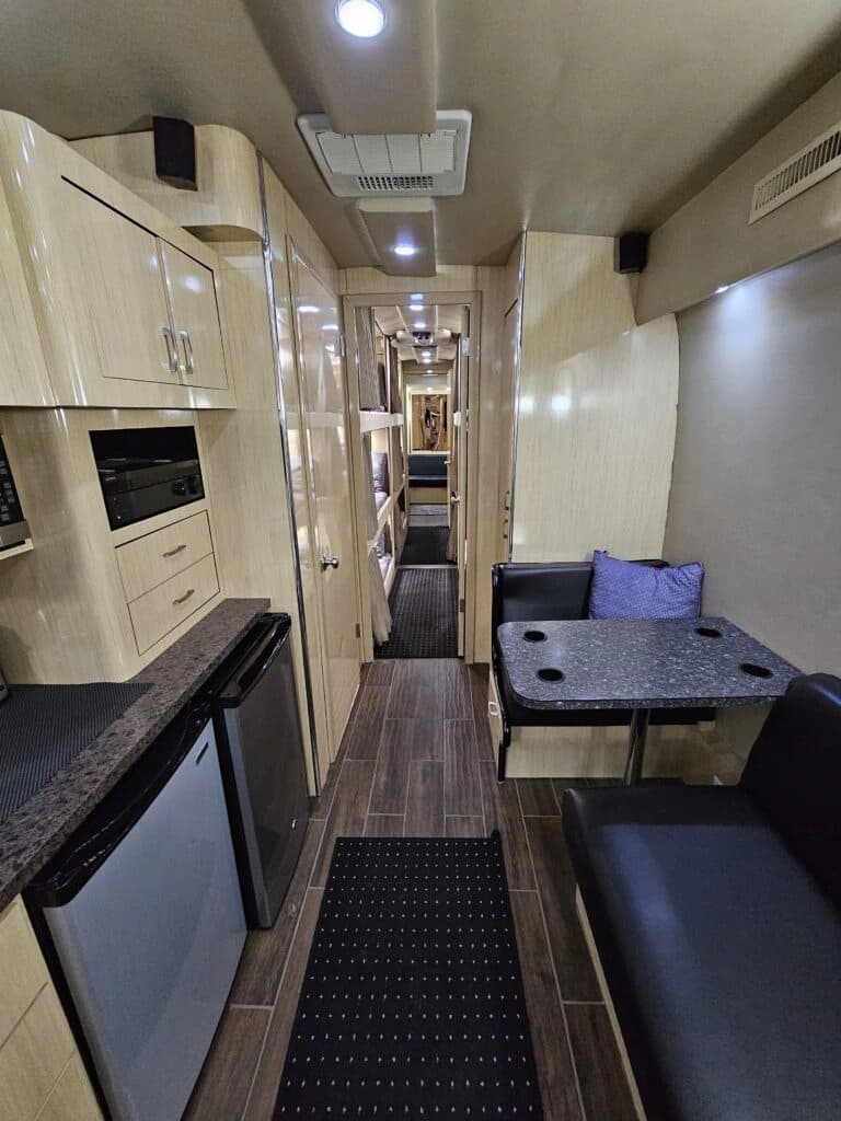 2009 MCI J4500 Entertainer Coach - Image 19