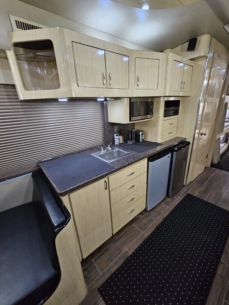 2009 MCI J4500 Entertainer Coach - Image 20
