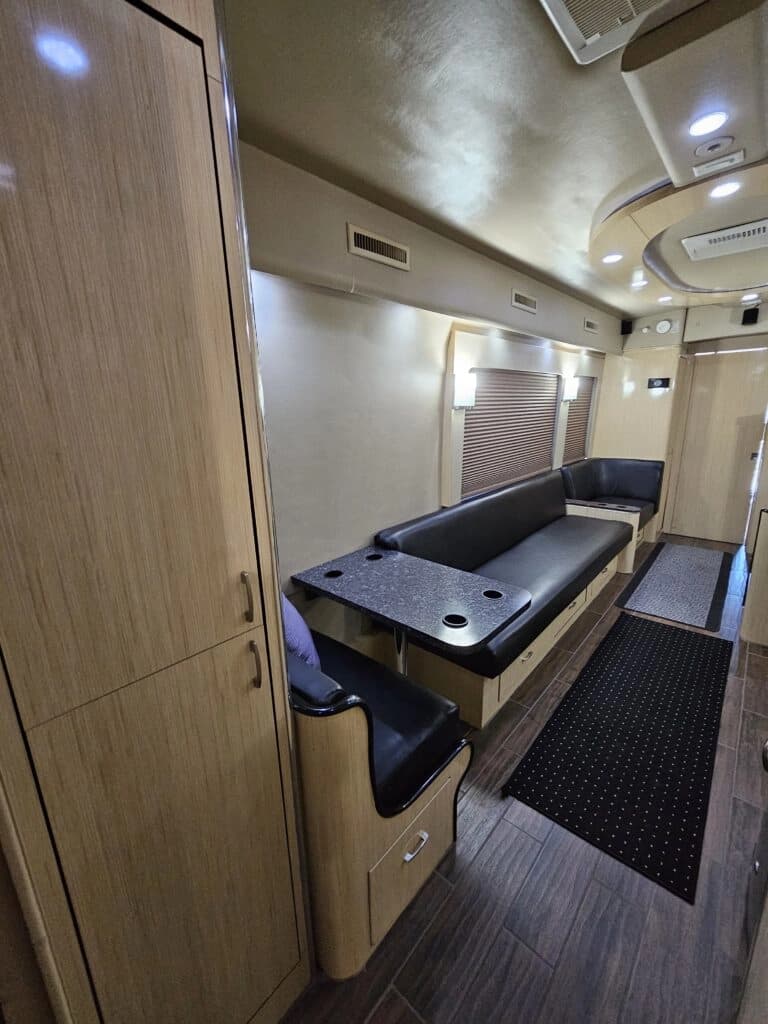 2009 MCI J4500 Entertainer Coach - Image 21