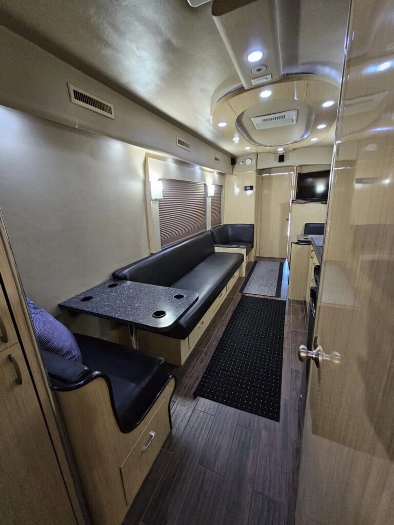2009 MCI J4500 Entertainer Coach - Image 22