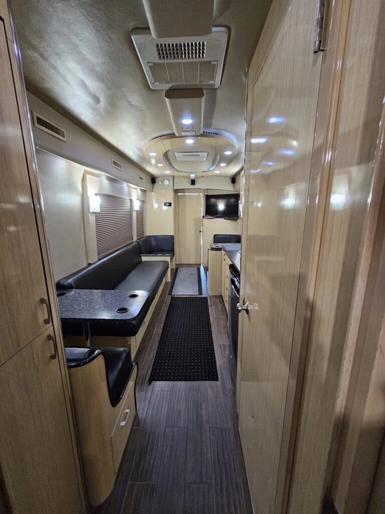 2009 MCI J4500 Entertainer Coach - Image 23