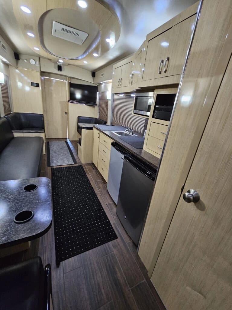 2009 MCI J4500 Entertainer Coach - Image 24