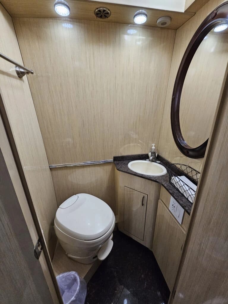 2009 MCI J4500 Entertainer Coach - Image 25