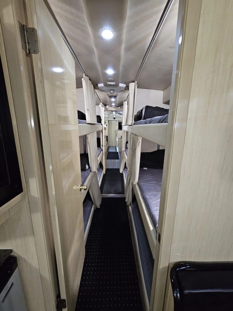 2009 MCI J4500 Entertainer Coach - Image 26