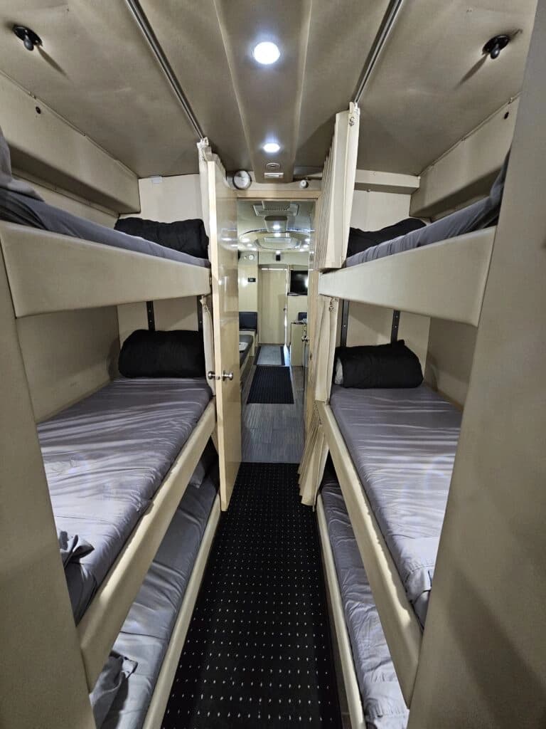 2009 MCI J4500 Entertainer Coach - Image 27