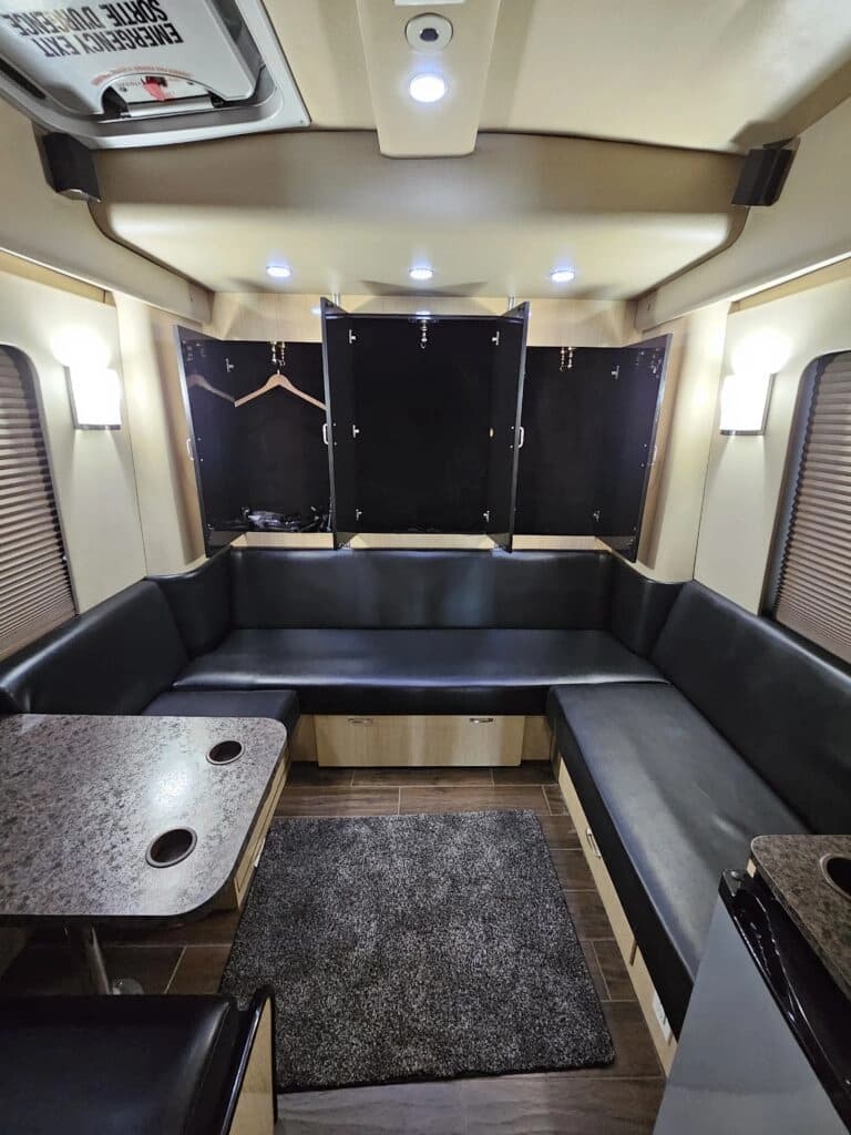 2009 MCI J4500 Entertainer Coach - Image 28