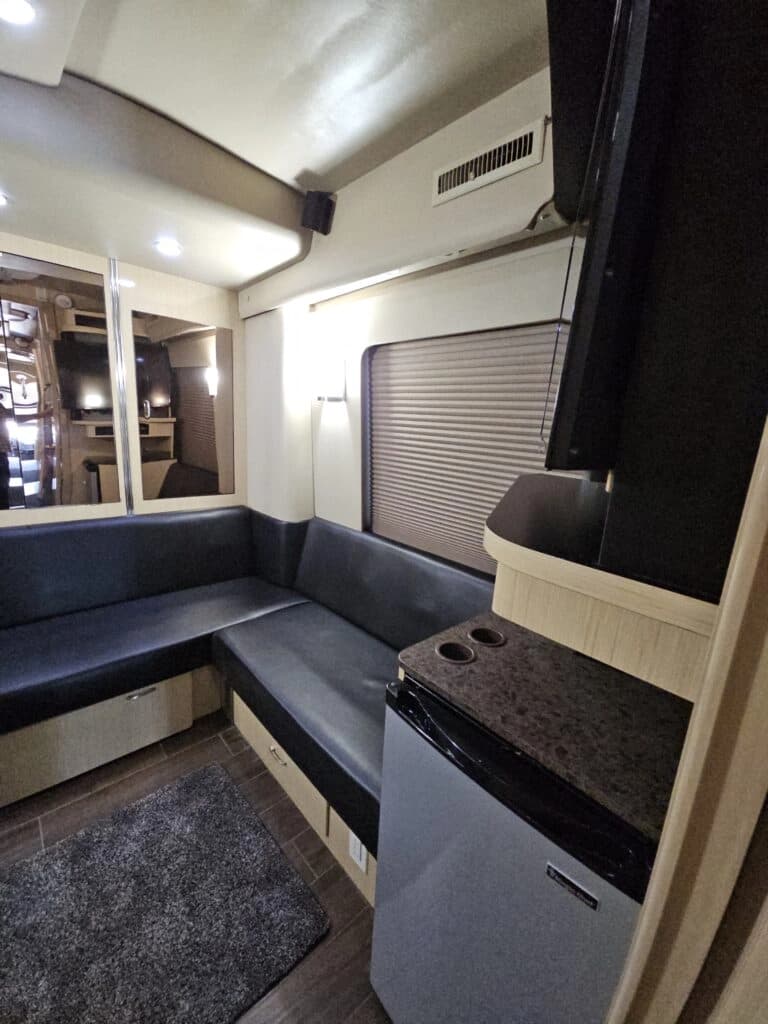 2009 MCI J4500 Entertainer Coach - Image 29