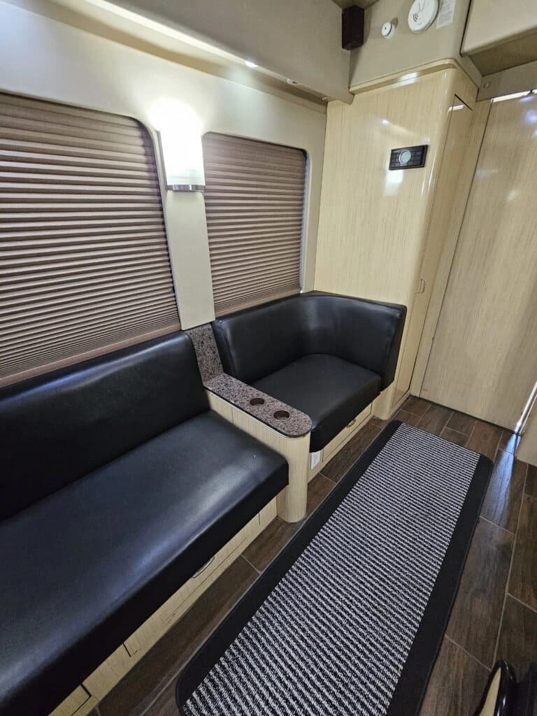 2009 MCI J4500 Entertainer Coach - Image 30