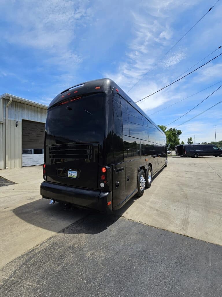 2009 MCI J4500 Entertainer Coach - Image 4